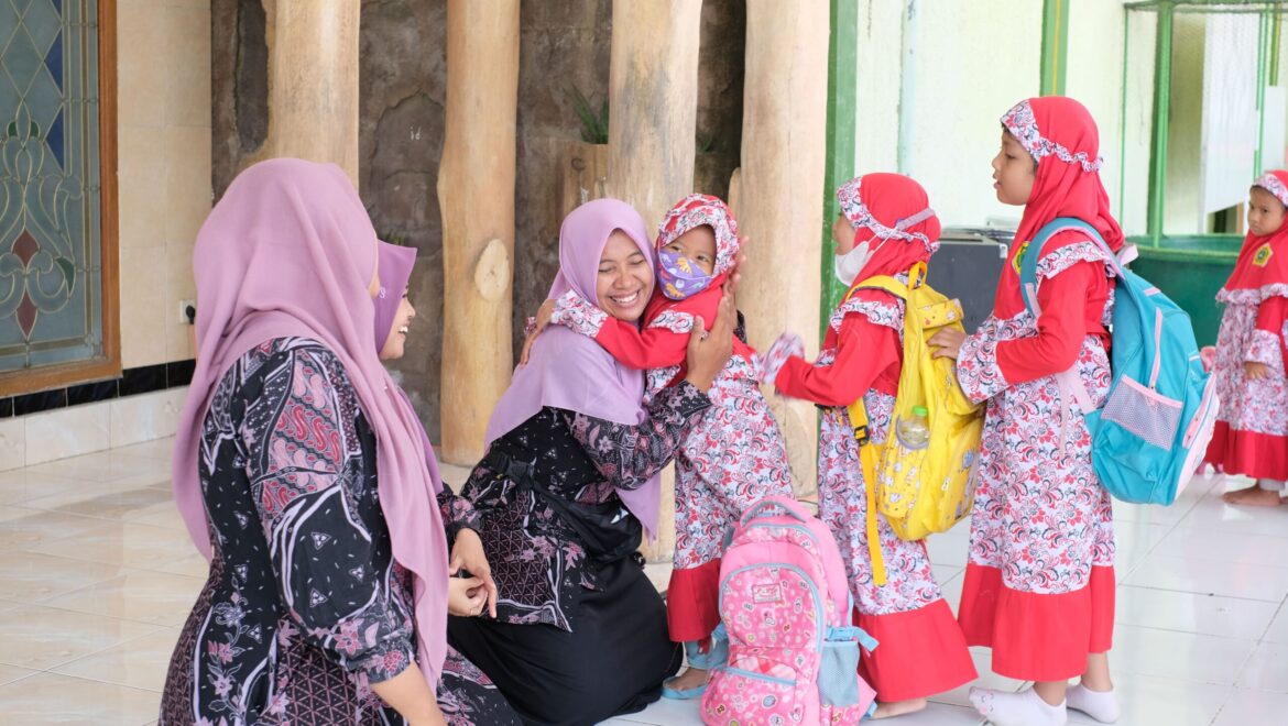 Pendisiplinan Antri Masuk Kelas